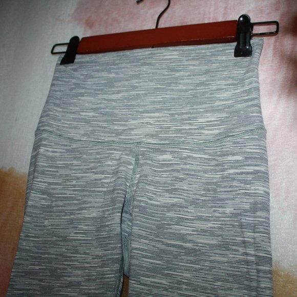 Lululemon Striped Gray & White Leggings 🌵 4 - Picture 3 of 12